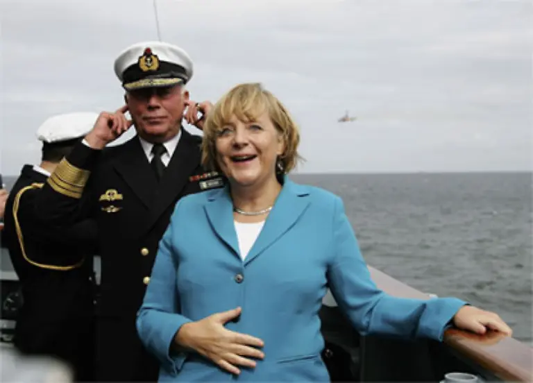 Die-Sieger-der-23-Rueckblende-stehen-fest-Platz-1-geht-an-den-Fotografen-Andreas-Rentz-getty-images-Bundeskanzlerin-Angela-Merkel-ertraegt-beim-Besuch-einer-Marine-Fregatte-den-Laerm-ueberfliegender-Duesenjets