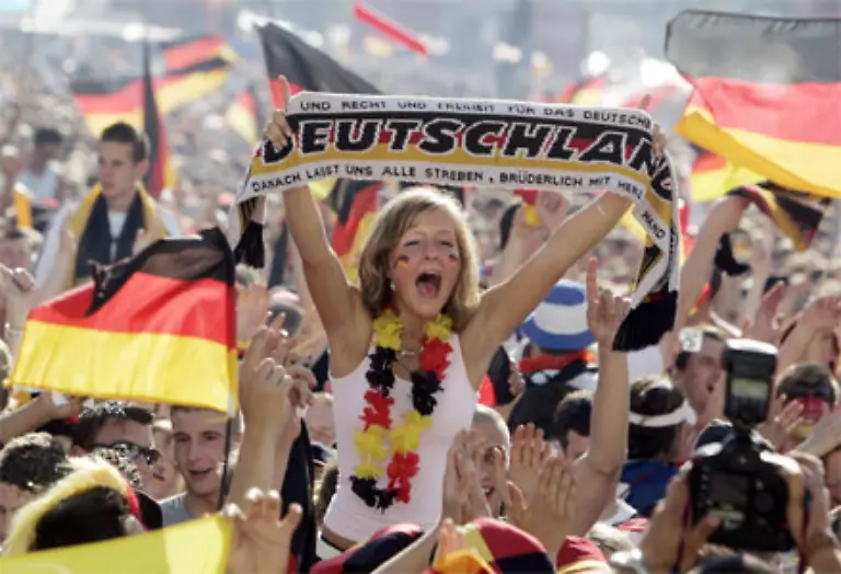 Auf-Platz-drei-ein-Bild-aus-dem-Fussball-Sommer-von-Markus-Schreiber-Ein-jubelnder-weiblicher-Fan-auf-der-Berliner-Fanmeile
