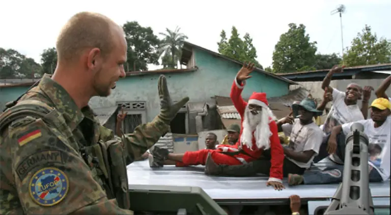 Einer-der-beiden-Sonderpreise-Das-scharfe-Sehen-ging-an-Andrea-Bienert-Bundesministerium-der-Verteidigung-Ein-Bundeswehrsoldat-begegnet-beim-Kongo-Einsatz-dem-Weihnachtsmann