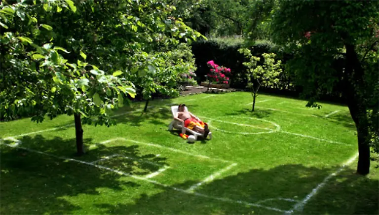 Den-anderen-Sonderpreis-sicherte-sich-Julian-Stratenschulte-mit-dem-Bild-eines-Fussballfans-der-den-WM-Sommer-in-einem-umgestalteten-Garten-verbringt