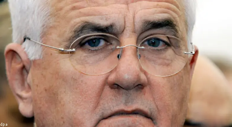 Peter-Hartz-hatte-eine-Bilderbuchkarriere-hinter-sich-bevor-er-ueber-die-Korruptionsaffaere-bei-VW-stolperte-Vom-Arbeiterkind-war-er-zum-maechtigen-Personalvorstand-bei-Europas-groesstem-Autobauer-geworden