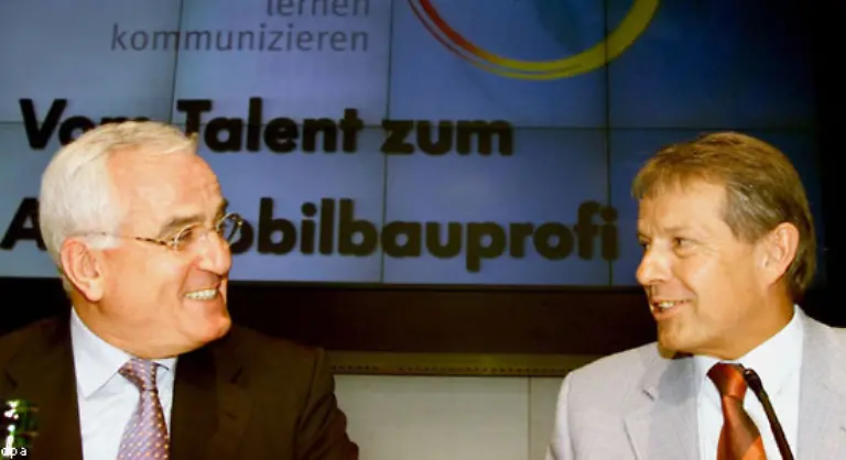 Dem-frueheren-VW-Betriebsratschef-Klaus-Volkert-soll-Hartz-zwischen-1994-und-2005-heimlich-fast-zwei-Millionen-Euro-Sonderbonuszahlungen-zugeschanzt-haben-Die-Anklaeger-sehen-darin-eine-treuepflichtswidrige-Verschwendung-des-Gesellschaftsvermoegens-von-VW