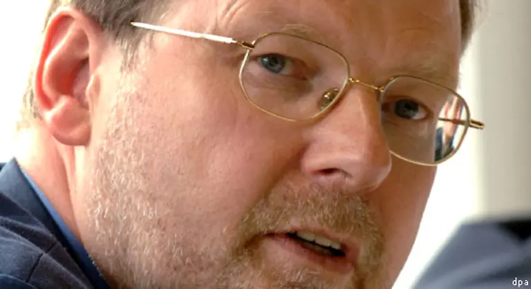 Ebenfalls-angeklagt-ist-der-SPD-Bundestagsabgeordnete-Hans-Juergen-Uhl-Als-VW-Betriebsrat-soll-er-2001-an-Veranstaltungen-in-Barcelona-und-Seoul-teilgenommen-haben-bei-denen-Dienste-von-Prostituierten-in-Anspruch-genommen-worden-sein-sollen
