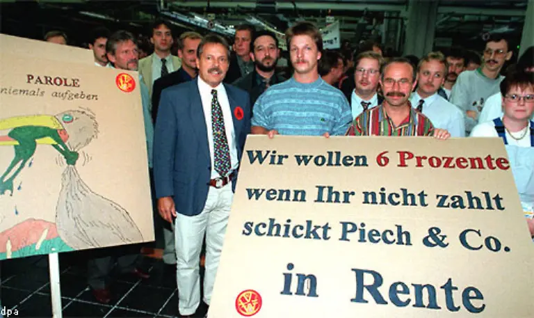 Dennoch-kam-im-Zuge-des-Skandals-das-so-genannte-System-VW-in-Misskredit-es-bestand-darin-dass-Vorstand-Arbeitnehmervertreter-und-die-politisch-Verantwortlichen-des-Landes-Niedersachsen-Hand-in-Hand-dafuer-sorgten-Arbeitsplaetze-zu-sichern