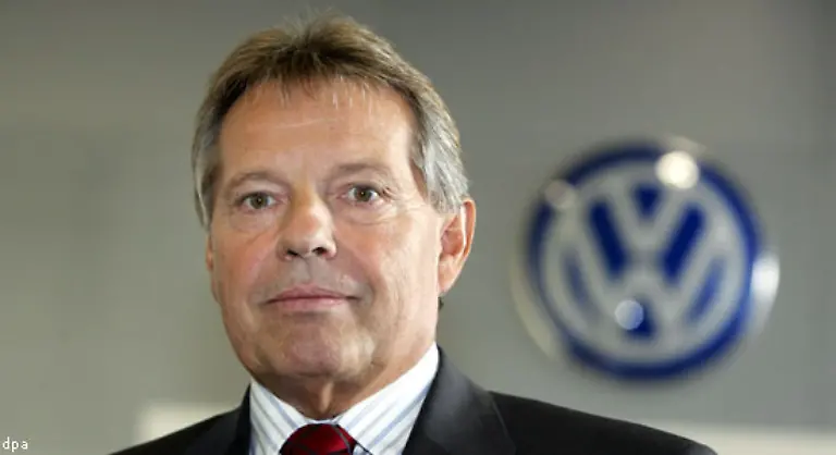 Als-bisher-einziger-Beschuldigter-wurde-im-Dezember-2006-Volkert-verhaftet-Im-wurde-Verdunkelungsgefahr-vorgeworfen-weil-er-versucht-haben-soll-den-Ex-Personalmanager-Gebauer-zu-einer-Falschaussage-zu-draengen