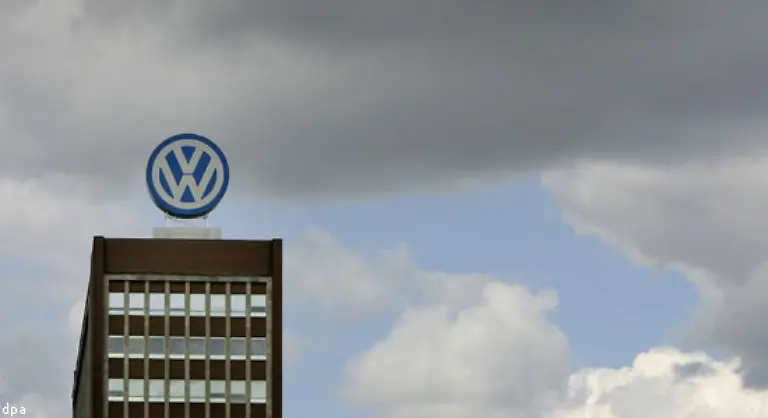 Als-Konsequenz-aus-der-Affaere-richtete-VW-ein-Ombudsmann-System-ein-Zwei-Rechtsanwaelte-nehmen-strikt-vertraulich-Informationen-zu-Korruptions-Tatbestaenden-entgegen-und-geben-diese-an-das-Unternehmen-weiter-Damit-soll-die-Vorbeugung-vor-Korruption-verbessert-werden