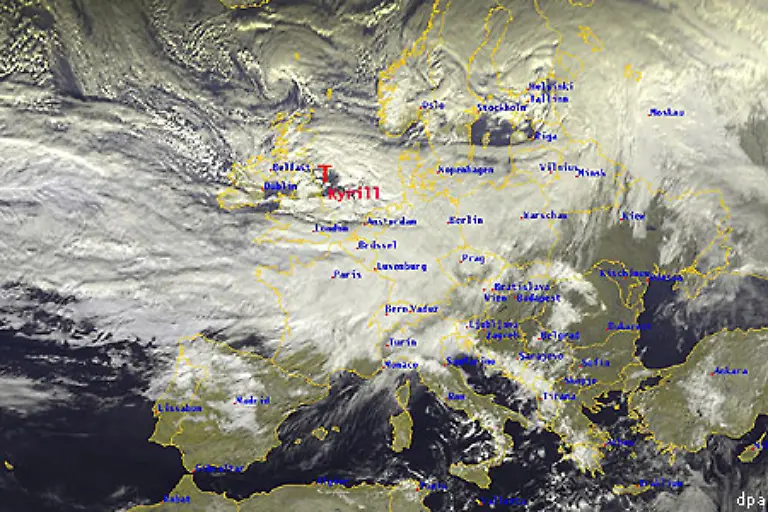 Das-Tief-Kyrill-brachte-einen-der-schwersten-Stuerme-der-letzten-Jahre-nach-Deutschland-und-Europa-Der-Sturm-zog-schneller-vorueber-als-Meteorologen-urspruenglich-erwartet-hatten-Orkanboeen-mit-bis-zu-200-km-h-kosteten-mindestens-zehn-Menschen-in-Deutschland-das-Leben