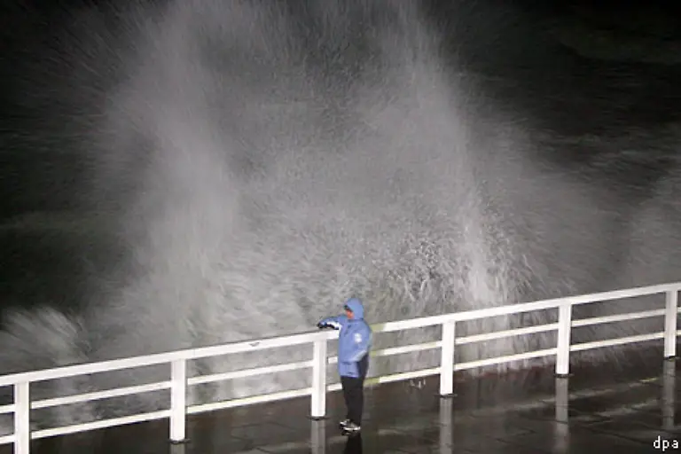 diese-war-jedoch-weit-schwaecher-als-vorhergesagt-Die-Sturmflut-auf-der-Nordseeinsel-Sylt-entwickelte-sich-weniger-schlimm-als-befuerchtet-Orkanwinde-und-Flutwellen-erreichten-die-Insel-zeitversetzt-Die-Duenen-der-Insel-hielten-Kyrill-stand-Es-gab-keine-weiteren-Abbrueche-allerdings-verlor-die-Insel-erneut-Sand