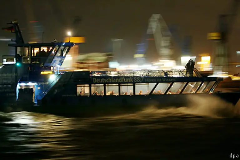 Die-vorhergesagte-schwere-Sturmflut-in-Hamburg-blieb-aus-Der-Hoehepunkt-der-Flut-lag-gegen-Mitternacht-bei-knapp-1-5-Meter-ueber-dem-normalen-Hochwasser-Der-Fischmarkt-blieb-trocken-Prognostiziert-waren-bis-zu-3-Meter