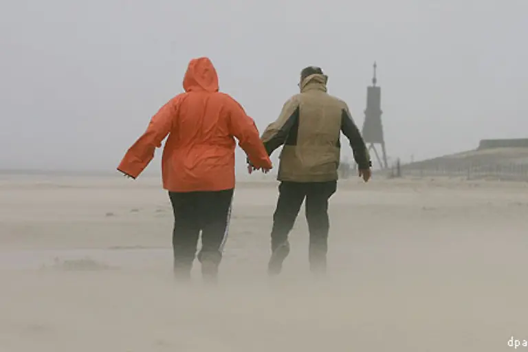 Fuer-die-Nordseekueste-und-die-ostfriesischen-Inseln-ist-die-Orkannacht-glimpflich-verlaufen-Die-Hochwasserwelle-hatte-weniger-Schub-als-befuerchtet-Dennoch-gab-es-einige-Duenenabbrueche