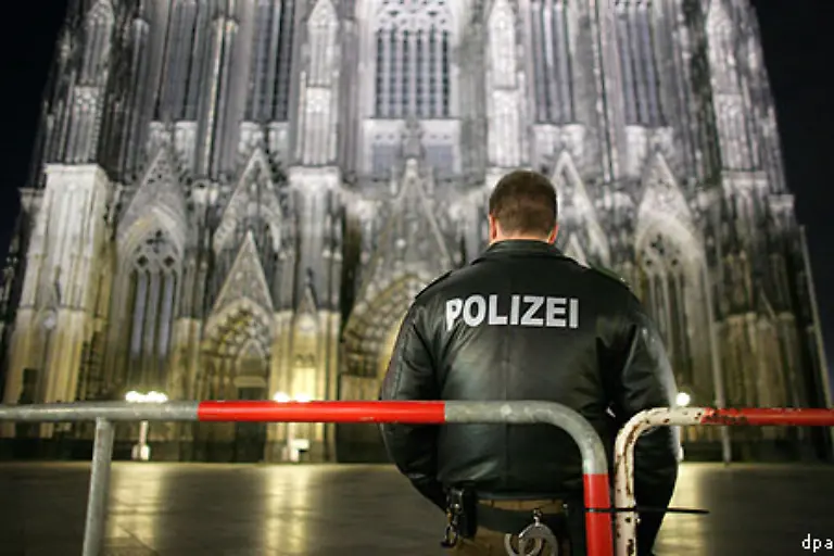 Im-Roemisch-Germanischen-Museum-Koeln-wurden-drei-grosse-Fenster-von-einer-abgerissenen-Brunnenabdeckung-zerschlagen-Die-Scherben-fielen-auf-das-Prunkstueck-des-Museums-das-roemische-Dionysos-Mosaik-aus-dem-3-Jahrhundert-nach-Christus