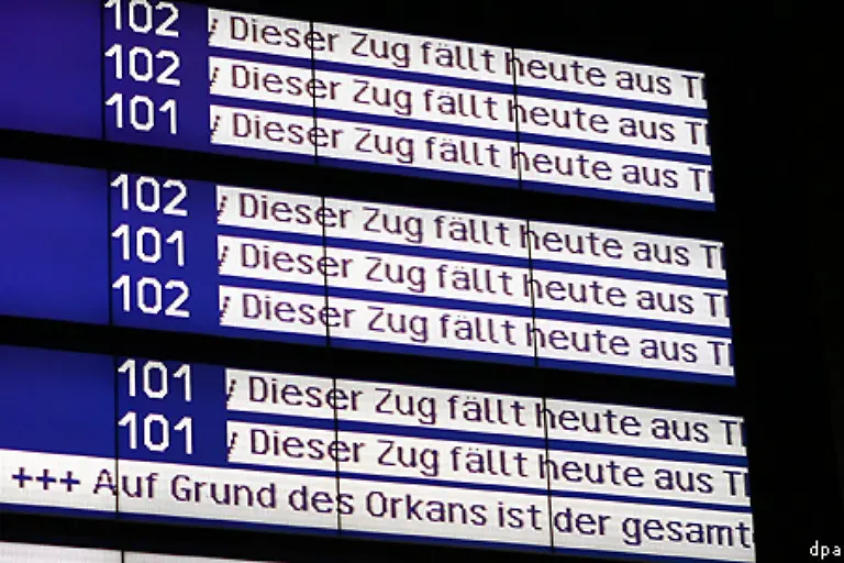 Erstmals-musste-die-Bahn-in-ganz-Deutschland-den-Zugverkehr-praktisch-vollstaendig-einstellen-Viele-Reisende