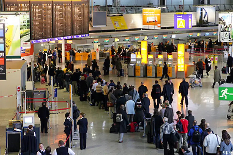 Auch-im-Flugverkehr-gab-es-massive-Behinderungen-viele-Fluege-mussten-gestrichen-werden