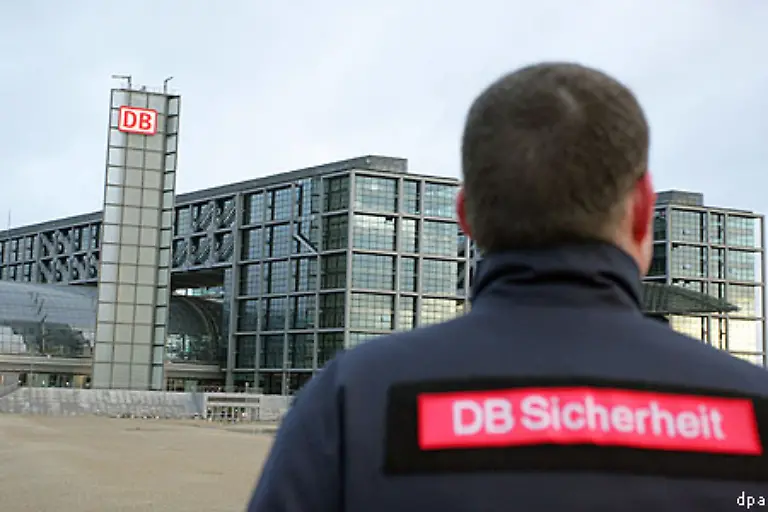 Der-womoeglich-spektakulaerste-Unfall-ereignete-sich-am-erst-vor-wenigen-Monaten-eroeffneten-Hauptbahnhof-in-Berlin