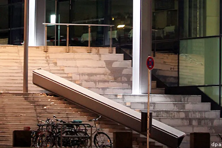 und-krachte-schliesslich-auf-eine-Treppe-vor-dem-Gebaeude