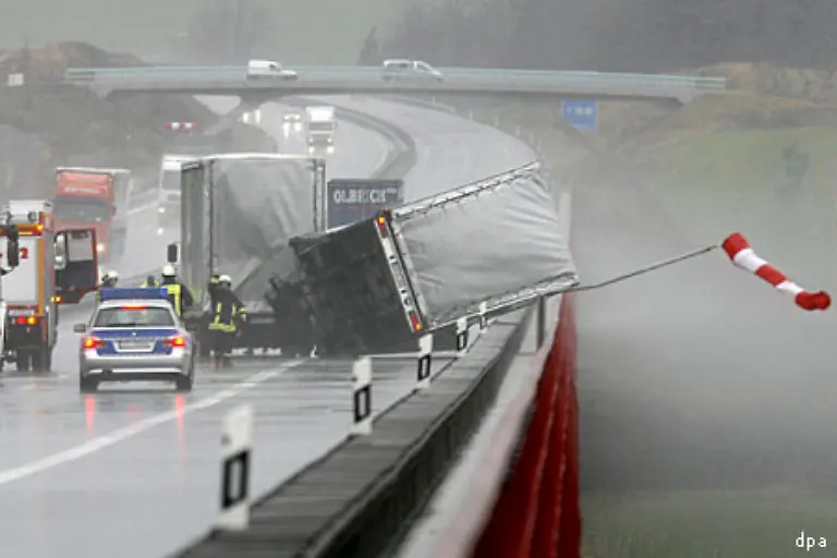 Lkw-Fahrer-Dieses-Fahrzeug-kippte-auf-einer-Autobahn-in-Thueringen-um