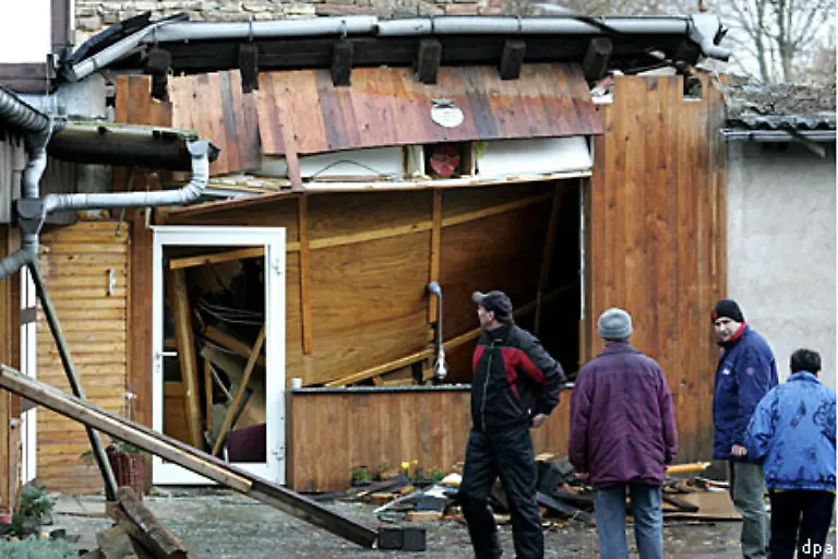 Beim-Einsturz-einer-Giebelwand-dieser-Gaststaette-in-Gross-Rodensleben-Sachsen-Anhalt-kam-ein-Mensch-ums-Leben