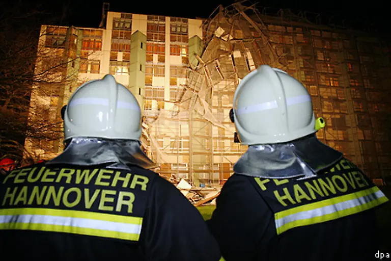 an-einem-Krankenhaus-in-Hannover-wurde-ein-Baugeruest-teilweise-zerstoert
