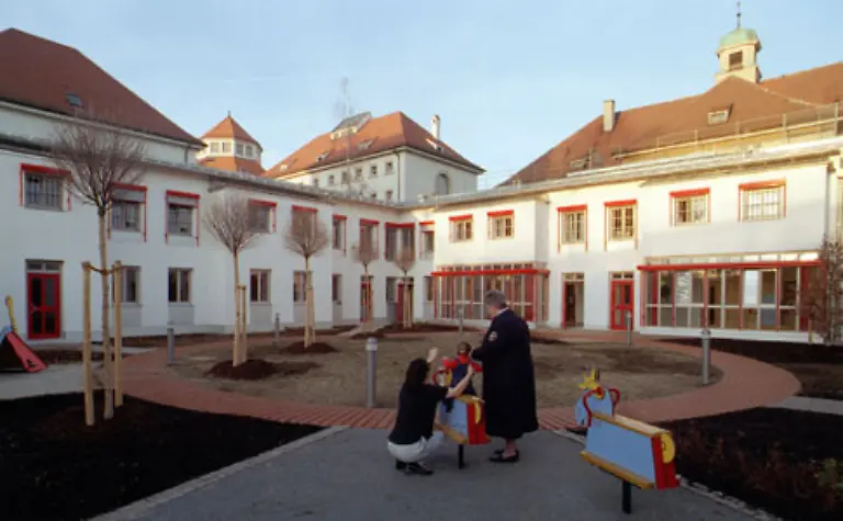 Ihre-auf-fuenf-Mal-lebenslang-plus-15-Jahre-lautende-Haftstrafe-verbuesst-Mohnhaupt-im-bayerischen-Aichach-Sie-gehoerte-zwischen-1977-bis-zu-ihrer-Festnahme-im-November-1982-zu-den-fuehrenden-Koepfen-der-RAF