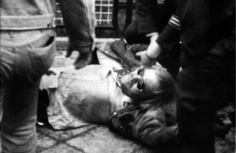 Beim-Versuch-Waffen-zu-beschaffen-wird-Andreas-Baader-von-einem-Spitzel-des-Verfassungsschutzes-am-3-April-1970-in-eine-als-Verkehrskontrolle-getarnte-Falle-der-Polizei-gelockt-Seine-von-Gudrun-Ensslin-initiierte-und-von-Ulrike-Meinhof-vorbereitete-Befreiung-am-14-Mai-1970-gilt-als-Geburtsstunde-der-RAF