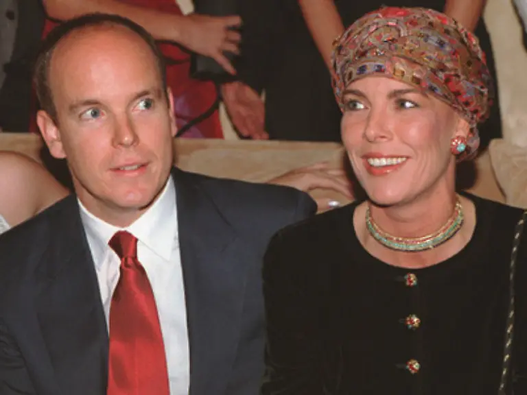 Ihr-um-ein-Jahr-juengerer-Bruder-regiert-inzwischen-als-Fuerst-Albert-II-den-Ministaat-an-der-Cte-d-Azur