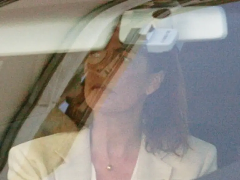 nimmt-sie-damit-auch-aus-den-Schlagzeilen-der-auf-Hoheiten-und-Monarchen-geeichten-Blaetter