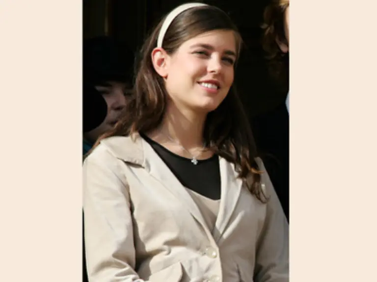 Doch-waehrend-Charlotte-Cashiragi-eine-Buergerliche-ist