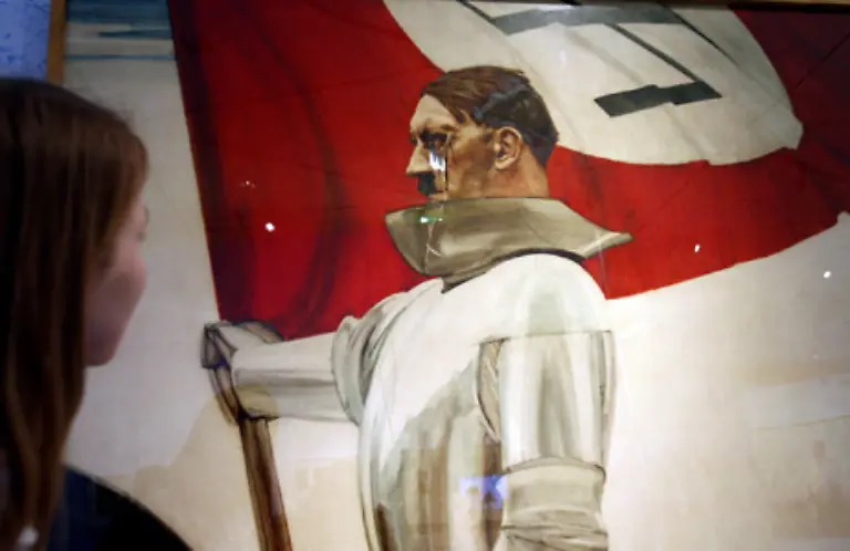 Verherrlichende-Hitlerbilder-und-stalinistische-Beweihraeucherungen-in-ein-und-derselben-Ausstellung-mit-US-Propagandabildern-zur-Unterstuetzung-des-New-Deal-Franklin-Roosevelts-in-den-30er-Jahren