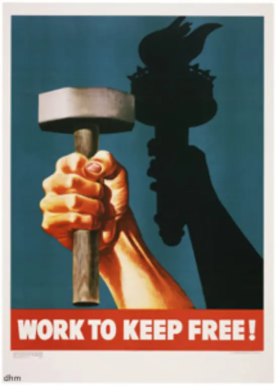 Ein-erhobener-Hammer-in-der-Arbeiterfaust-auf-Plakaten-mal-mit-Hakenkreuz-und-mal-mit-der-Freiheitsstatue-und-den-Aufschriften-Arbeit-siegt-beziehungsweise-Work-to-keep-free