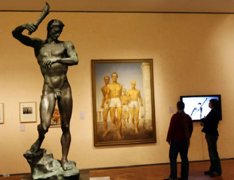 Diesen-heiklen-Vergleich-staatlicher-Auftragskunst-bietet-die-Ausstellung-Kunst-und-Propaganda-im-Streit-der-Nationen-1930-1945-im-Deutschen-Historischen-Museum-in-Berlin-Sie-wird-bis-zum-29-April-im-I-M-Pei-Anbau-gezeigt