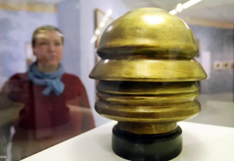 Unter-den-Ausstellungsstuecken-sind-viele-in-Europa-noch-nie-gezeigte-Objekte-aus-den-Sammlungen-der-Wolfsonian-Collections-in-Miami-sowie-Genua