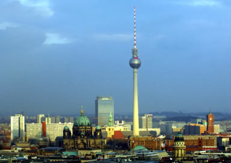 Obendrein-will-ein-spanischer-Investor-das-DDR-Gesundheitsministerium-nahe-dem-Roten-Rathaus-abreissen-lassen-und-in-den-kommenden-Jahren-ein-modernes-1000-Zimmer-Hotel-errichten-Es-waere-neben-dem-gut-gebuchten-Park-Inn-das-zweite-Hotel-auf-dem-Alex