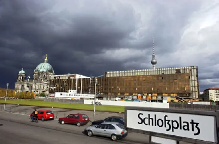 Vom-Alex-ist-es-nur-ein-Katzensprung-bis-zu-diesem-Platz-der-heute-Schlossplatz-heisst-weil-dort-das-Berliner-Schloss-der-preussischen-Koenige-und-deutschen-Kaiser-stand