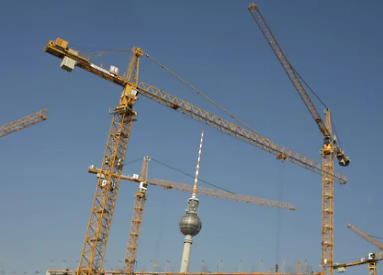 Noch-praegen-Kraene-den-Himmel-ueber-dem-Platz