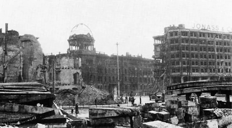 1945-lag-auch-der-Alexanderplatz-in-Truemmern