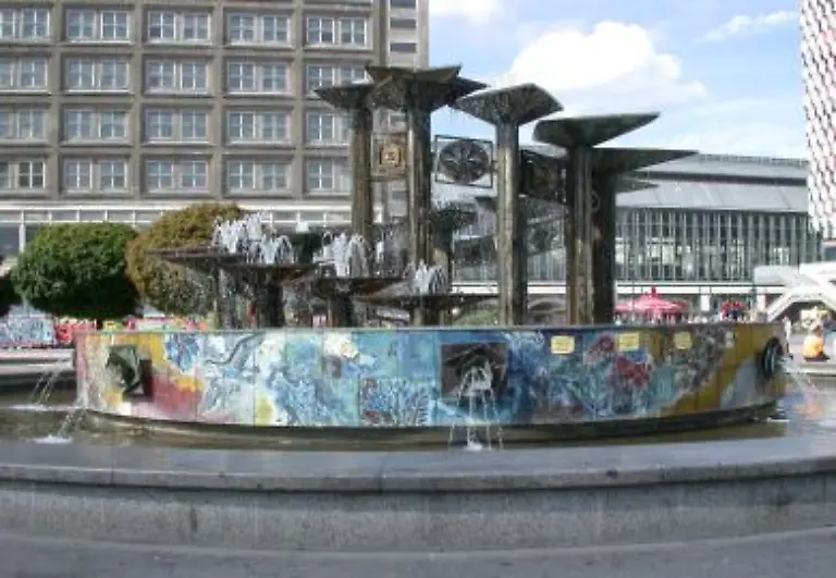 Spaeter-wurde-der-Platz-bunter-und-lebendiger-Der-Brunnen-der-Voelkerfreundschaft-1970-im-Zuge-der-Neugestaltung-des-Alexanderplatzes-aufgestellt-wurde-wegen-der-zu-DDR-Zeiten-vor-dem-Interhotel-auf-Devisen-Freier-wartenden-kaeuflichen-Maedchen-im-Volksmund-Nuttenbrosche-genannt