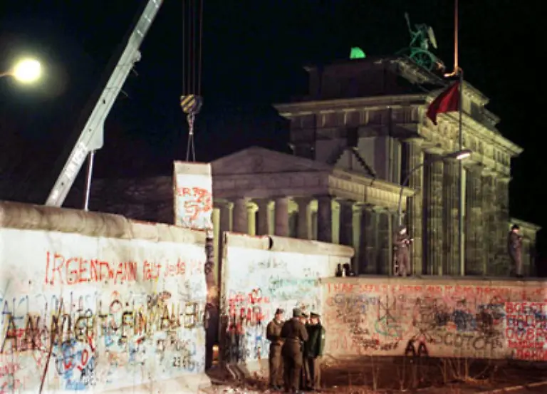 133-wie-auch-an-Berlins-bekanntestem-Wahrzeichen-dem-Brandenburger-Tor-Auch-das-ist-nicht-allzu-weit-vom-Alex-entfernt-Auf-geradem-Weg-immer-Unter-den-Linden-entlang-kommt-man-vom-Alex-direkt-zum-Brandenburger-Tor