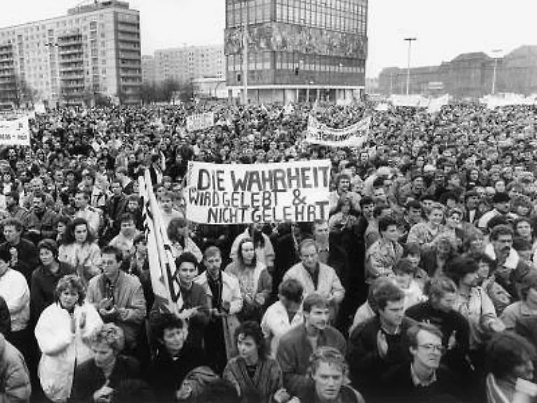 133-am-4-November-1989-wehte-auch-ueber-den-Alexanderplatz-der-Wind-des-Wandels