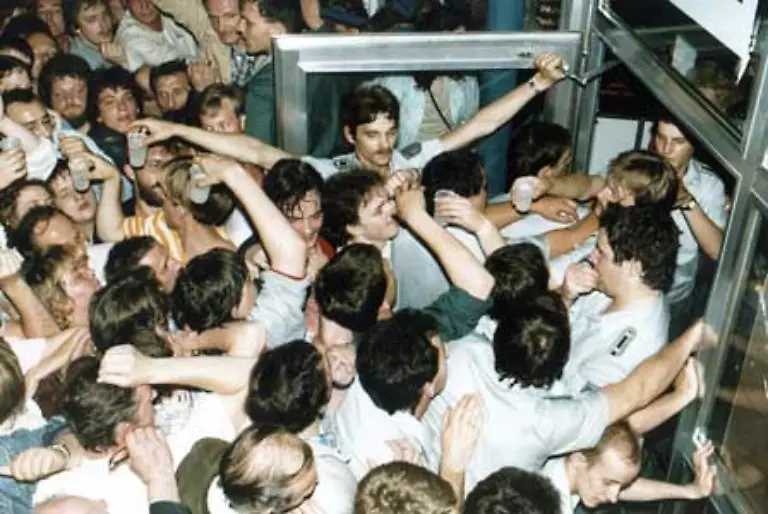 Am-1-Juli-1990-als-die-D-Mark-den-Osten-erreichte-oeffnete-eine-Bank-auf-dem-Alexanderplatz-als-einzige-bereits-um-Mitternacht-ihre-Pforten
