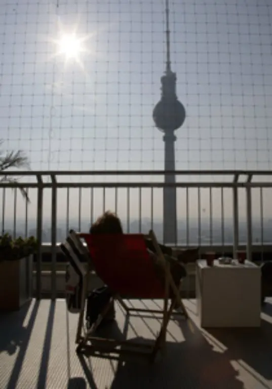 Hier-befindet-sich-Berlins-mit-153-Metern-hoechstgelegene-Sonnenterrasse-die-einen-atemberaubenden-Blick-ueber-die-Stadt-bietet