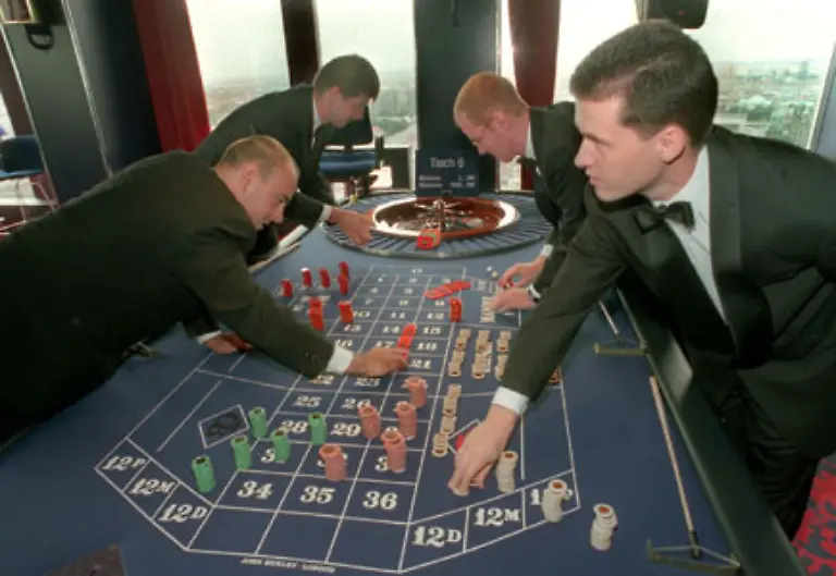 Ebenfalls-in-luftiger-Hoehe-naemlich-127-Meter-hoch-hat-im-Hotel-das-Casino-Berlin-sein-Domizil-gefunden