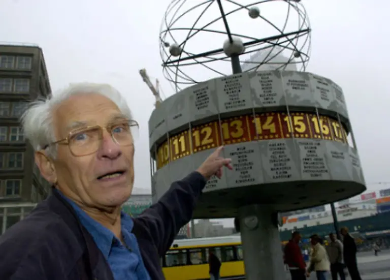 Zurueck-auf-dem-Boden-haelt-der-Alex-eine-weitere-Sehenswuerdigkeit-bereit-die-Weltzeituhr-Der-Metallbauer-Hans-Joachim-Kunsch-hat-vor-ueber-35-Jahren-das-Aeussere-nach-einem-Entwurf-eines-Industriedesigners-gefertigt-1997-wurde-die-Rendezvous-Uhr-generalueberholt