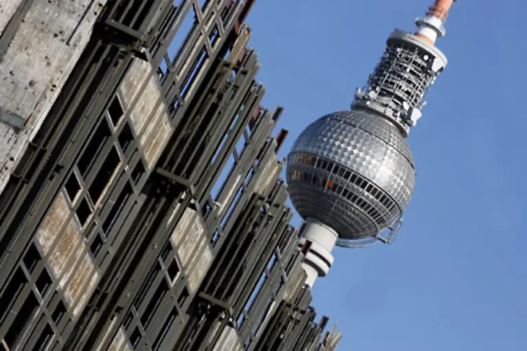 Von-Erichs-Lampenladen-wie-die-Berliner-das-Bauwerk-wegen-seiner-vielen-Lampen-im-Inneren-nannten-steht-heute-allerdings-nur-noch-ein-Gerippe