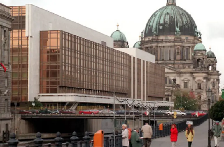 Das-Haus-war-asbestbelastet-Ob-das-der-einzige-belastende-Grund-war-sei-dahingestellt-tagte-dort-doch-auch-die-Volkskammer-der-DDR-Allerdings-war-der-Palast-mit-seinen-Restaurants-und-Konzertsaelen-auch-Besuchermagnet