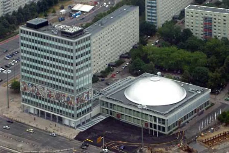 Gebaeude-aus-DDR-Zeiten-am-Alex-wie-das-Haus-des-Lehrers-mit-dem-Womacka-Mosaik-oder-die-kleine-Kongresshalle-sind-liebevoll-saniert-worden