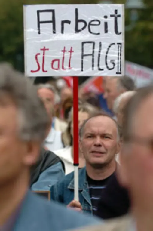 Demonstriert-wird-auf-dem-Alexanderplatz-mal-fuer-mehr-Arbeit