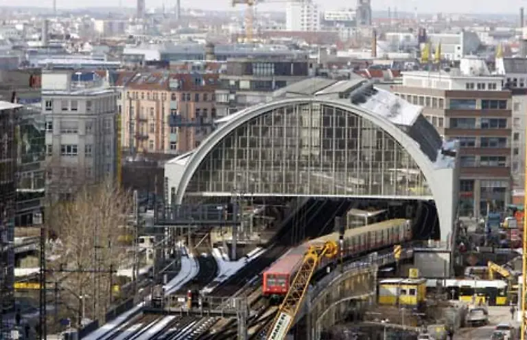 Der-zentrale-Platz-im-Herzen-der-Stadt-ist-natuerlich-auch-Verkehrsknotenpunkt-Mehr-als-120-000-Menschen-steigen-hier-taeglich-ein-oder-um