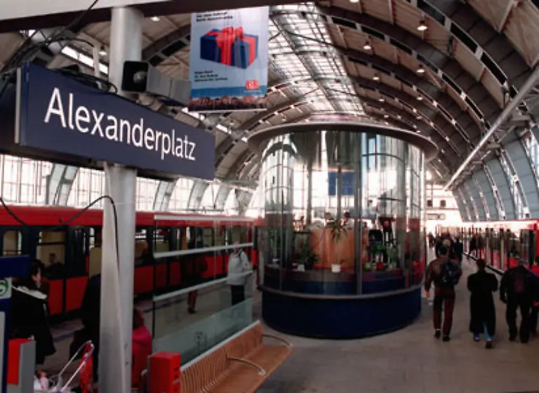 Der-S-Bahnhof-Alexanderplatz-praesentiert-sich-inzwischen-umgebaut-und-neu-gestaltet-Nun-halten-hier-ausser-den-S-Bahnen-auch-wieder-Regionalzuege-und-u-a-die-U-Bahn-Linie-8-die-vor-der-Wende-den-Osten-nur-hinter-zugemauerten-Eingaengen-unterquerte