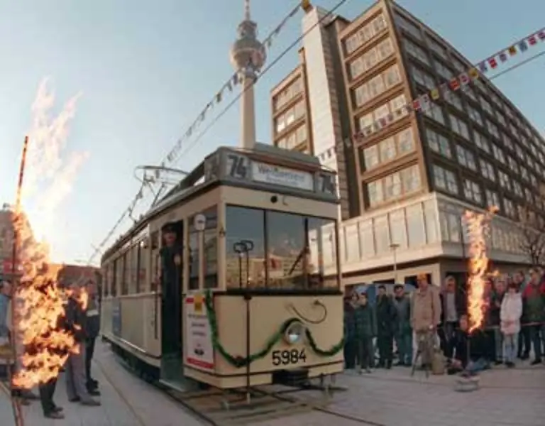 2007-wird-eine-zweite-Strassenbahn-Trasse-ueber-den-Alex-fuehren