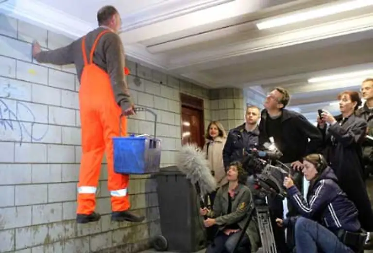 Auch-unterirdisch-ist-immer-etwas-los-auf-dem-Alex-Kunstinstallationen
